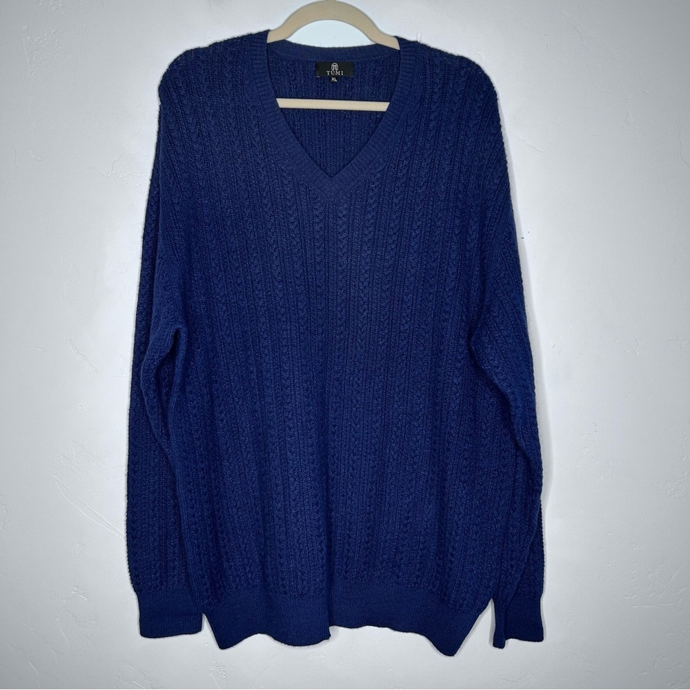 Tumi silky soft Men's V-Neck Cable Knit Sweater in Deep Navy